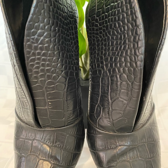 Vince Camuto Crock Embossed,Leather Ankle VFront boots,Zipper, 3.5”heels,Size 7M - Picture 10 of 17